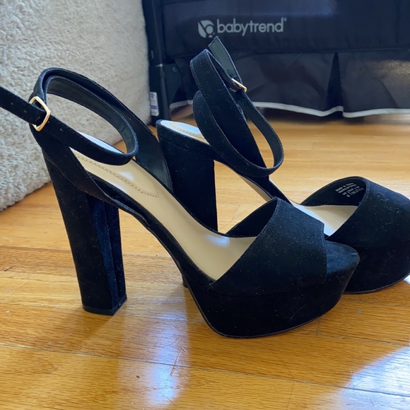 Brand new 5 in platform heels - Picture 3 of 4